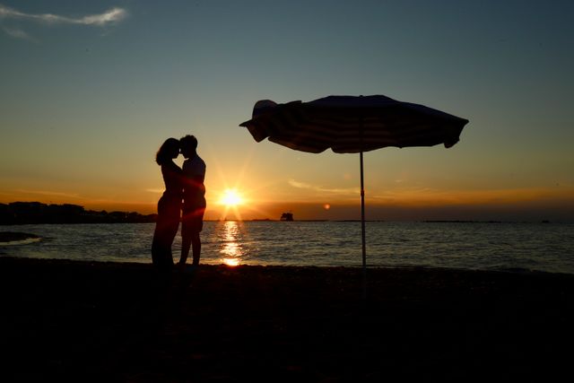 Zakochana para na plaży jako symbol relacji – blog psychoterapia Płock